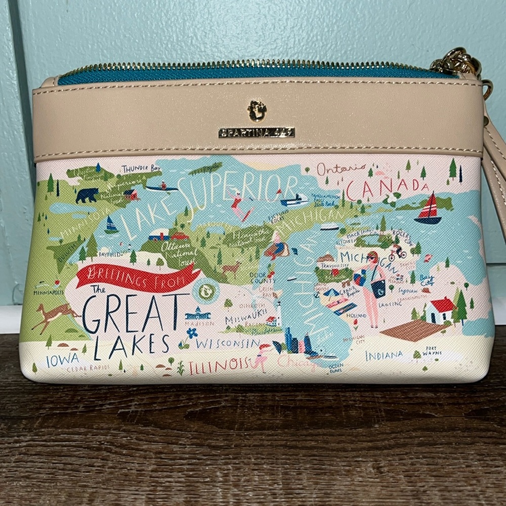 Spartina 449 states wristlet With clean interior.
Great Lakes States.